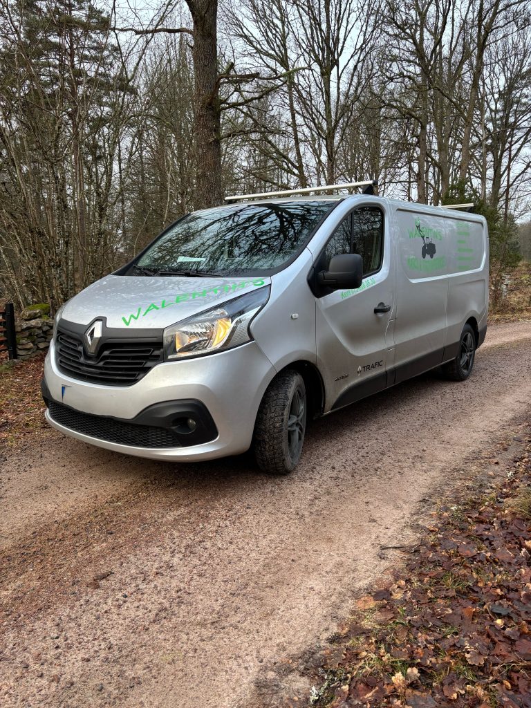 Silverfärgad Renault Trafic företagsbil