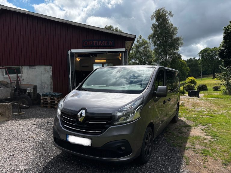 Grå Renault Trafic utanför OptiMek