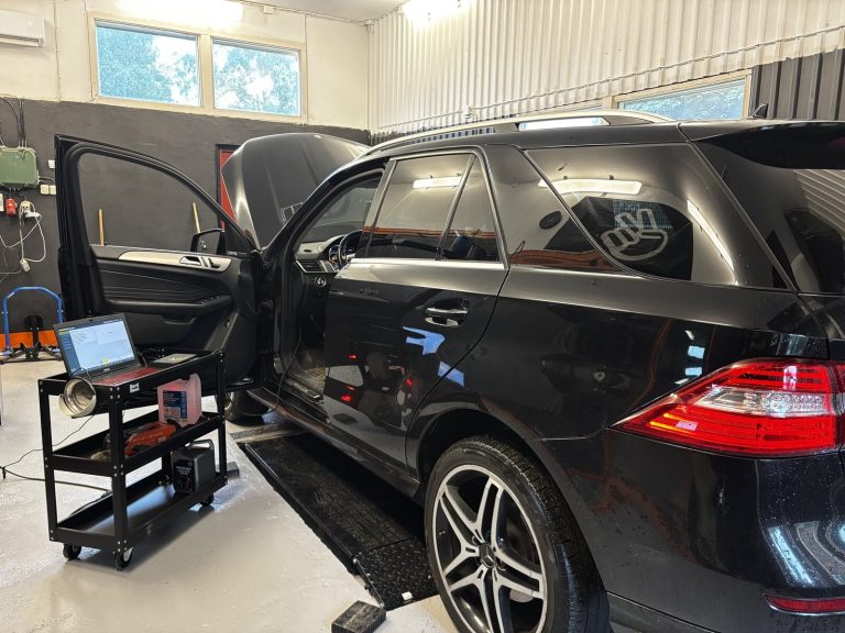 Mörk Mercedes-Benz under programmering hos OptiMek