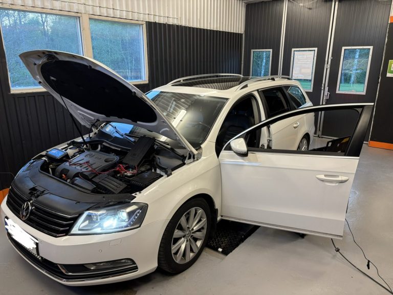 Vit Volkswagen Passat under arbete hos OptiMek