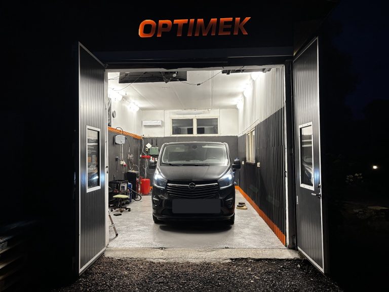 Opel Vivaro i verkstaden hos OptiMek