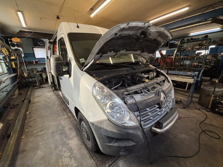 Renault Master under arbete hos OptiMek