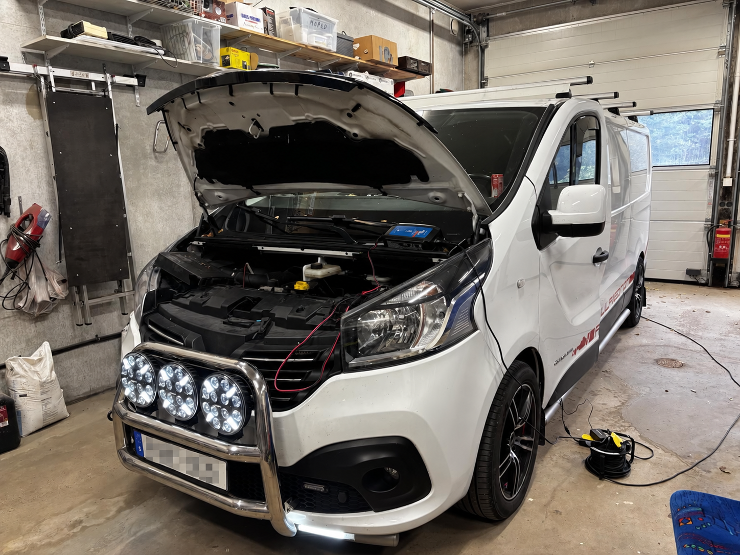 Vit Renault Trafic hos OptiMek med dolt registreringsnummer